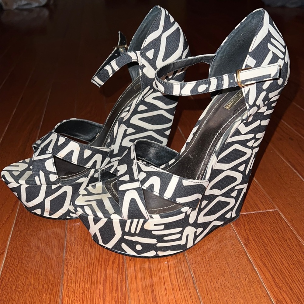 Black/white beautiful wedge heels by Wild Pair